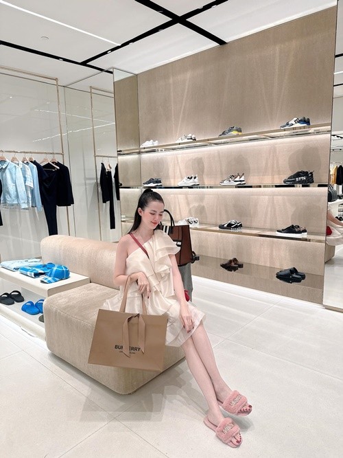 Phan Thi Mo ve biet thu 10 ty don ky nghi cung bo me-Hinh-7