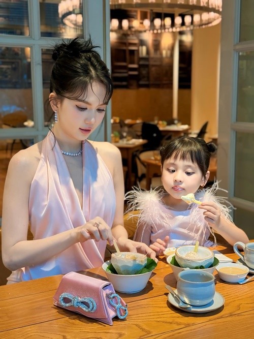 Con gai cua nguoi mau Ngoc Trinh xinh xan, o biet thu 50 ty