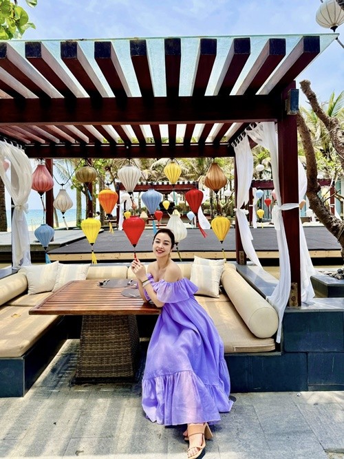 Jennifer Pham mac quyen ru khoe dang nuot na khi di bien