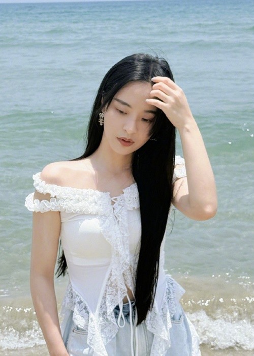 Chi Pu khoe dang goi cam ben my nhan xu Trung khi di bien-Hinh-6