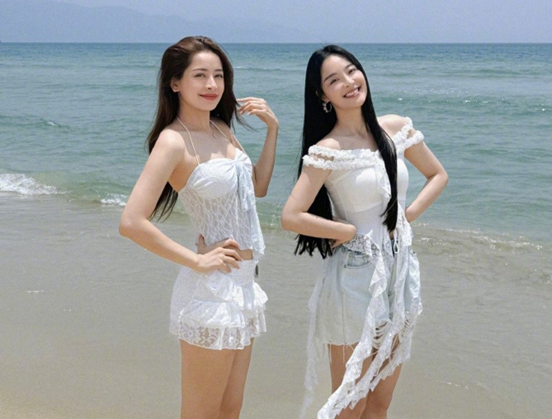 Chi Pu khoe dang goi cam ben my nhan xu Trung khi di bien