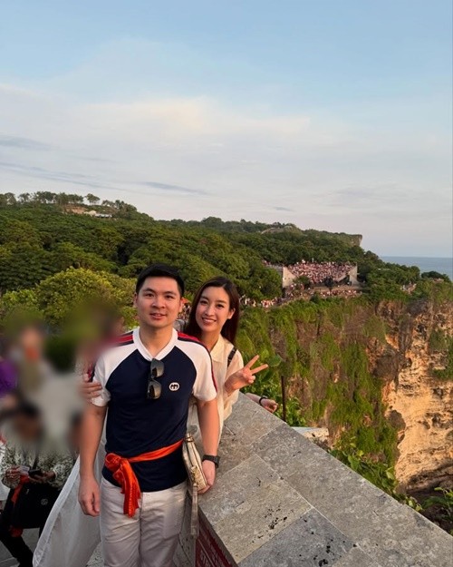 Do Vinh Quang khoe anh du lich nuoc ngoai cung vo Hoa hau