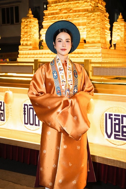 Tieu Vy - Diep Lam Anh mac Viet phuc o Dai le Vesak 2025-Hinh-3