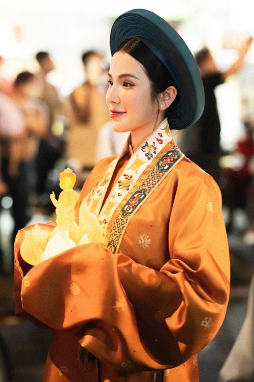 Tieu Vy - Diep Lam Anh mac Viet phuc o Dai le Vesak 2025-Hinh-5