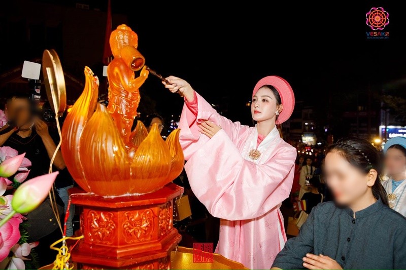 Tieu Vy - Diep Lam Anh mac Viet phuc o Dai le Vesak 2025-Hinh-7
