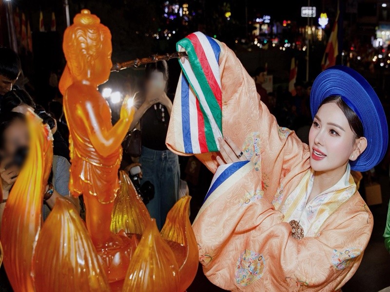 Tieu Vy - Diep Lam Anh mac Viet phuc o Dai le Vesak 2025-Hinh-8