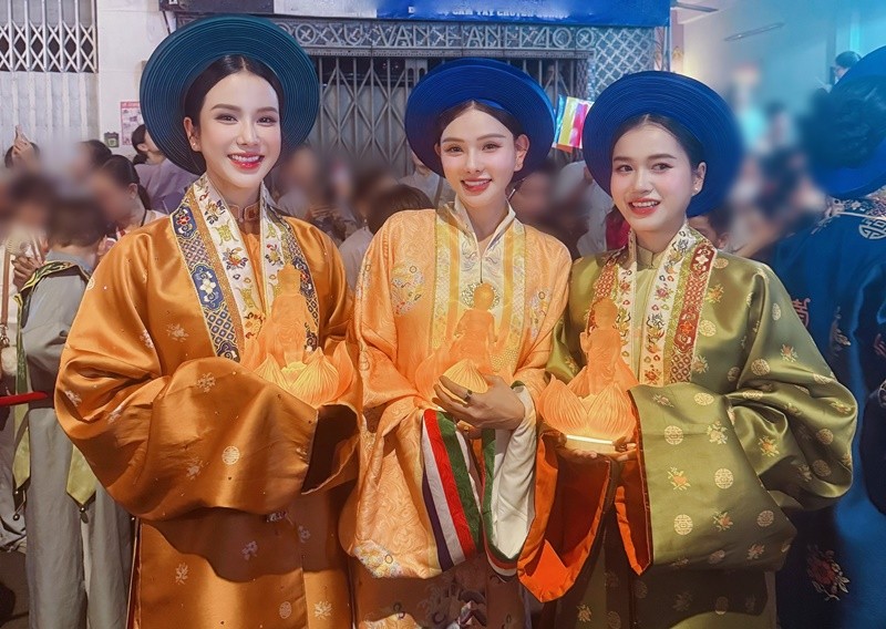 Tieu Vy - Diep Lam Anh mac Viet phuc o Dai le Vesak 2025-Hinh-9