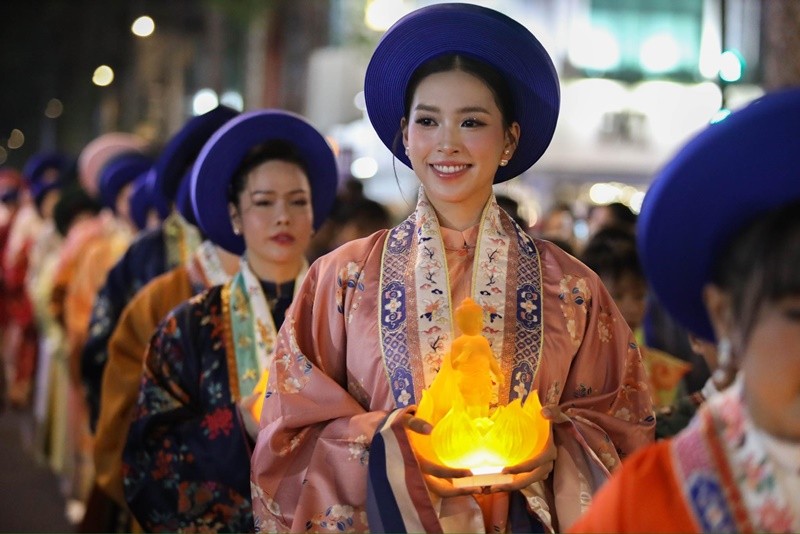 Tieu Vy - Diep Lam Anh mac Viet phuc o Dai le Vesak 2025