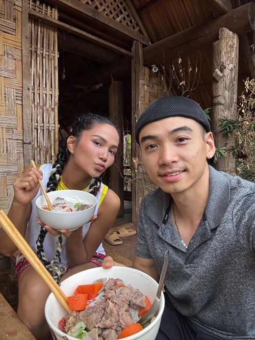 Chong H’hen Nie tan trang ve ngoai sau khi ket hon-Hinh-7