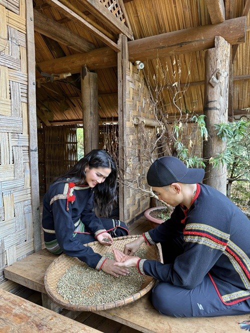 Chong H’hen Nie tan trang ve ngoai sau khi ket hon-Hinh-8