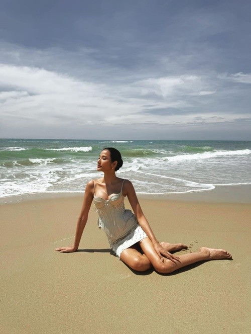 A hau Hoang Thuy khoe lan da nau bong, voc dang goi cam-Hinh-2