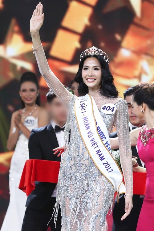 A hau Hoang Thuy khoe lan da nau bong, voc dang goi cam-Hinh-5
