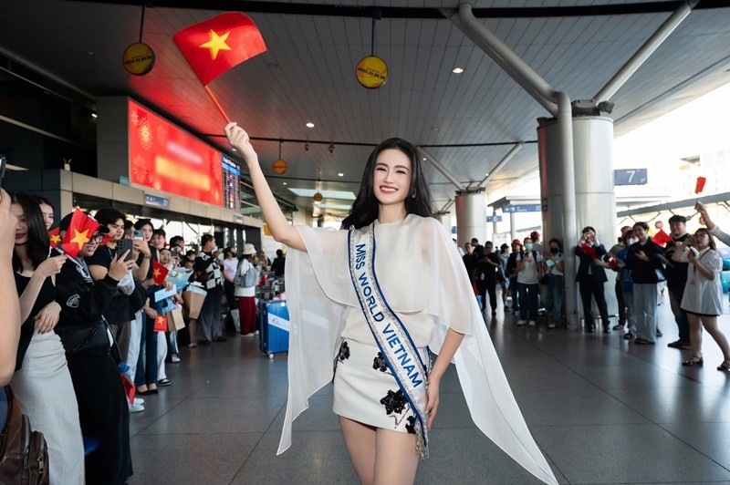 Y Nhi bat khoc khi duoc Luong Thuy Linh dong vien-Hinh-11