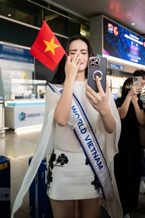 Y Nhi bat khoc khi duoc Luong Thuy Linh dong vien-Hinh-3