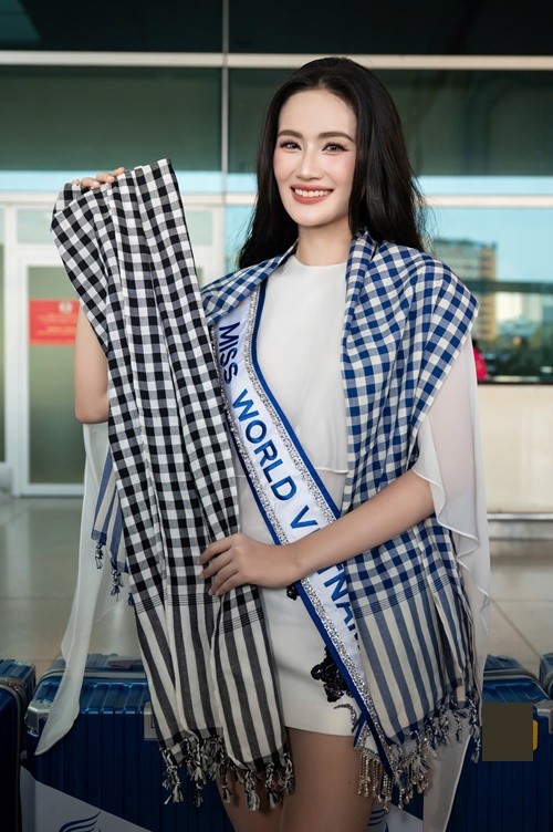 Y Nhi bat khoc khi duoc Luong Thuy Linh dong vien-Hinh-9
