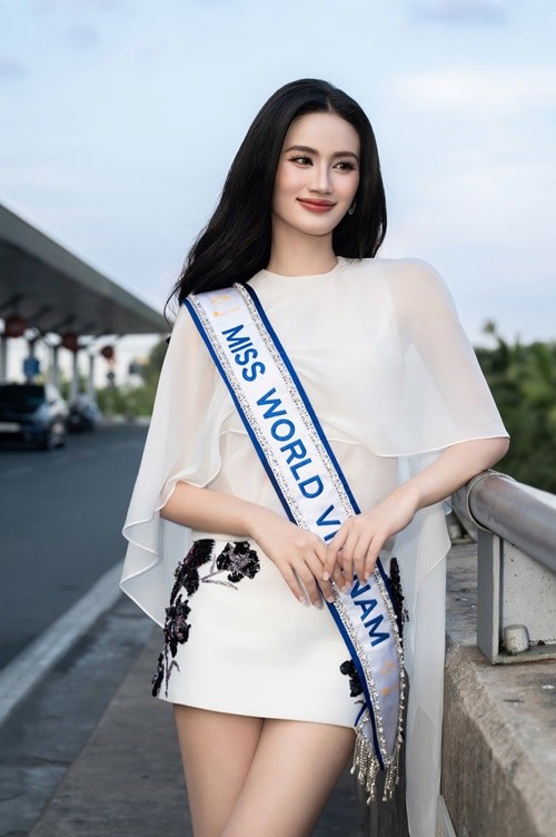 Y Nhi bat khoc khi duoc Luong Thuy Linh dong vien