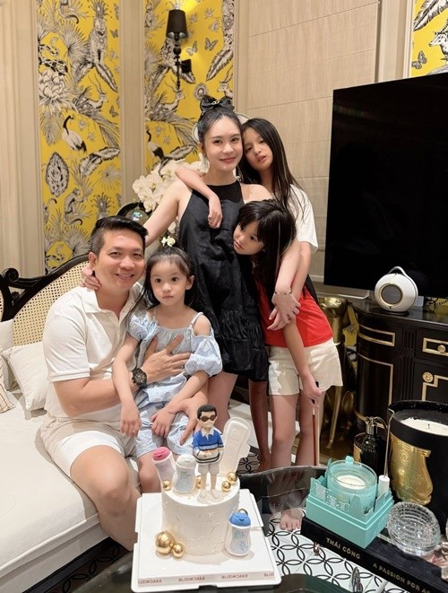 Hon nhan mau hong cua ca si Doan Di Bang va chong doanh nhan-Hinh-11