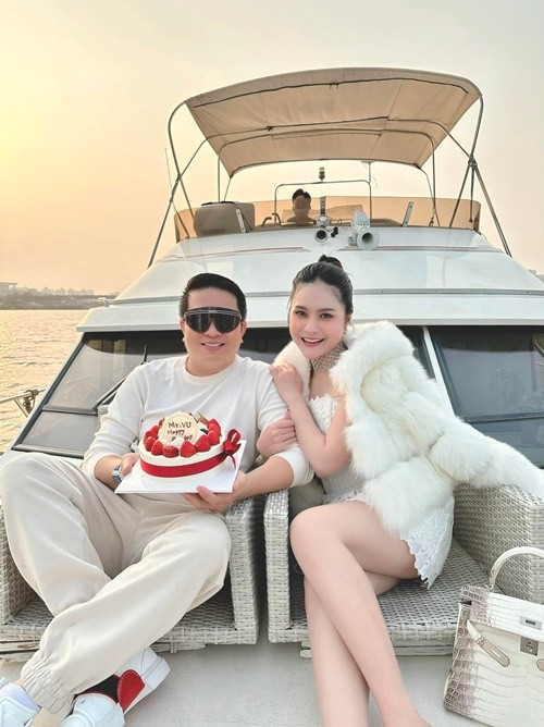 Hon nhan mau hong cua ca si Doan Di Bang va chong doanh nhan-Hinh-5