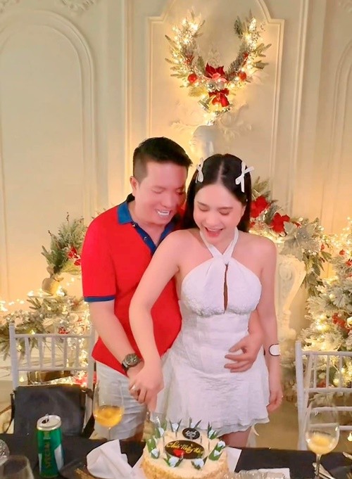 Hon nhan mau hong cua ca si Doan Di Bang va chong doanh nhan-Hinh-6