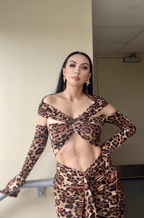 My nhan tung dinh nhu sam voi Dan Truong khoe anh bikini-Hinh-5