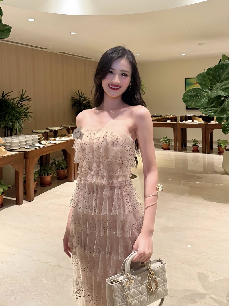 Y Nhi lan xa chup anh cho co ban than o Miss World 2025-Hinh-2