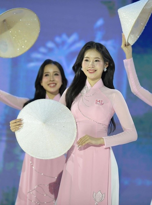 Co gai Yen Bai dep thanh thuan, vao chung ket Hoa hau Viet Nam