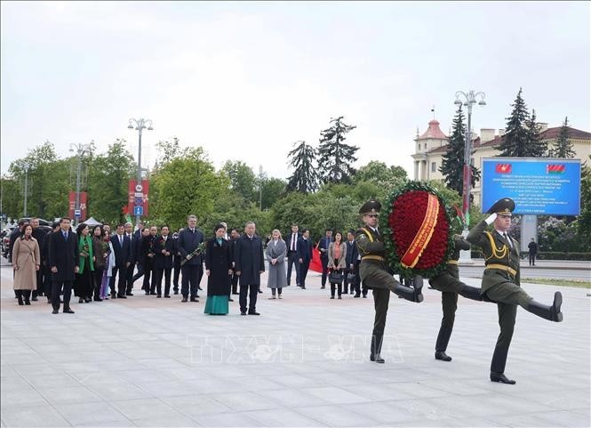 Tong Bi thu To Lam dat hoa tai Tuong dai Chien thang o thu do cua Belarus