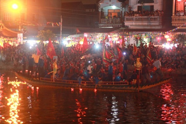 Chiem nguong thuyen dua khuay dong song Pheo trong dem-Hinh-3