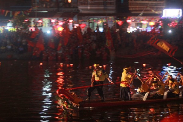 Chiem nguong thuyen dua khuay dong song Pheo trong dem-Hinh-8