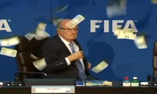 Chu tich FIFA Sepp Blatter bi nem tien vao mat