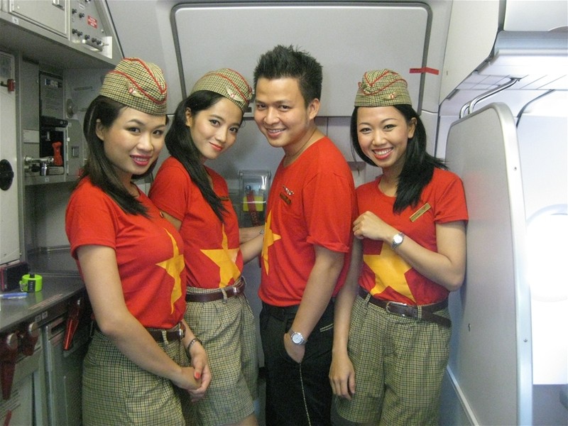 4 nu tiep vien VietJet Air bi dai gia sam so tren may bay