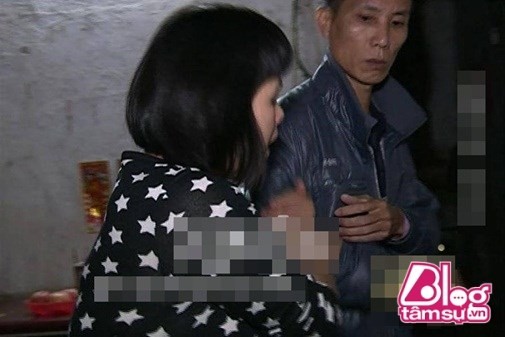 Xuc dong ly do me mang 3 con gai len pho ban-Hinh-6