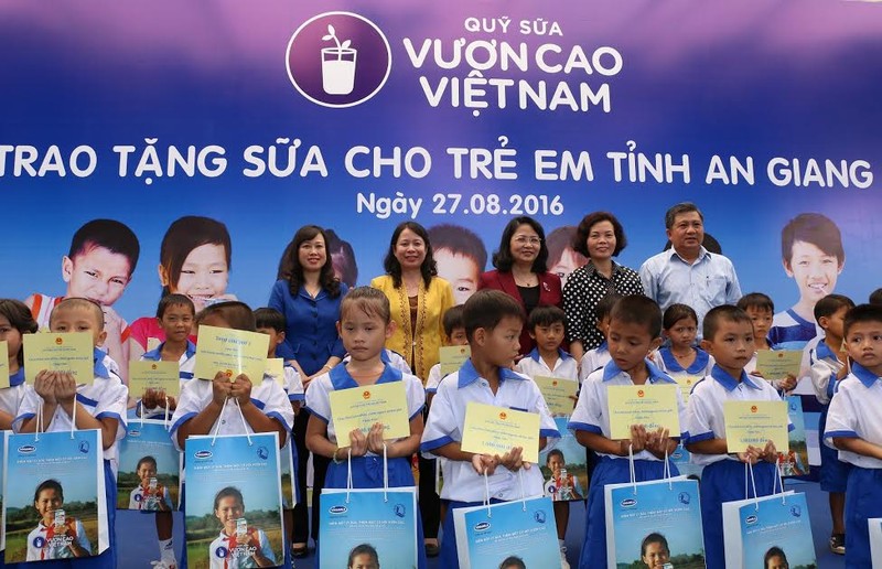 Vinamilk va Quy sua Vuon cao Viet Nam trao tang 111.000 ly sua cho hon 1.200 tre em-Hinh-3