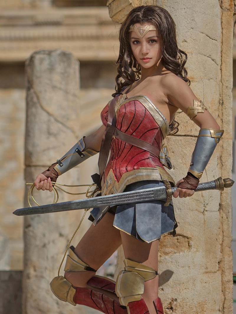 Ngo ngang co gai cosplay Wonder Woman dep khong kem ban goc-Hinh-10