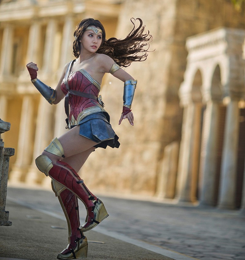 Ngo ngang co gai cosplay Wonder Woman dep khong kem ban goc-Hinh-6