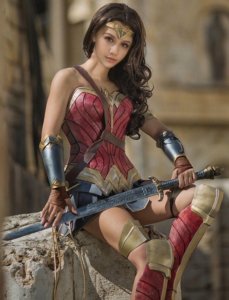 Ngo ngang co gai cosplay Wonder Woman dep khong kem ban goc-Hinh-7