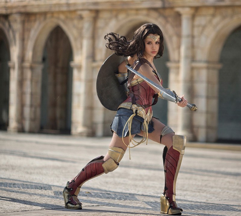 Ngo ngang co gai cosplay Wonder Woman dep khong kem ban goc-Hinh-9