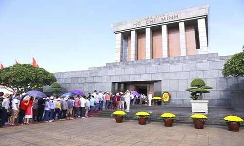 Gan 20.000 luot nguoi vao Lang vieng Bac ngay Quoc khanh 2/9