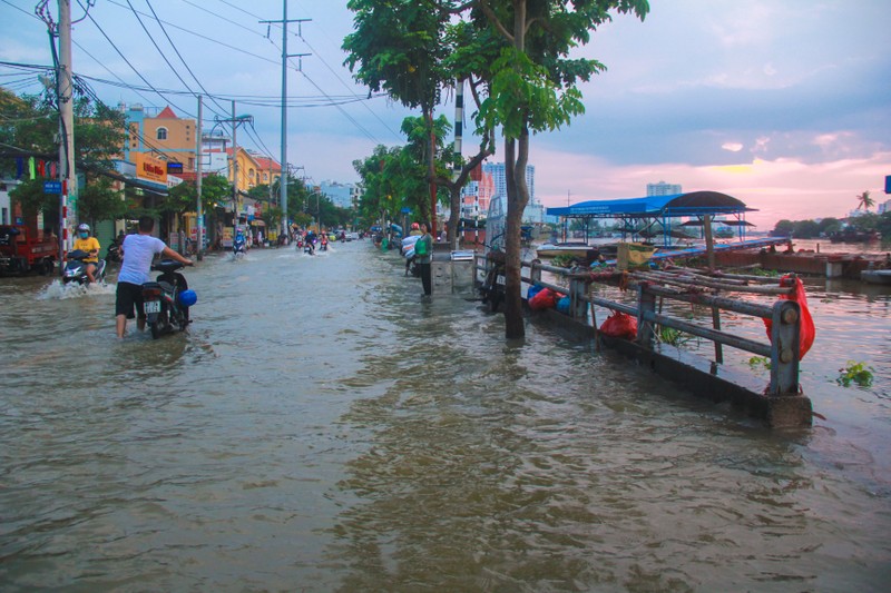 Sai Gon khong mua nguoi dan van day xe bi bom tren duong-Hinh-11