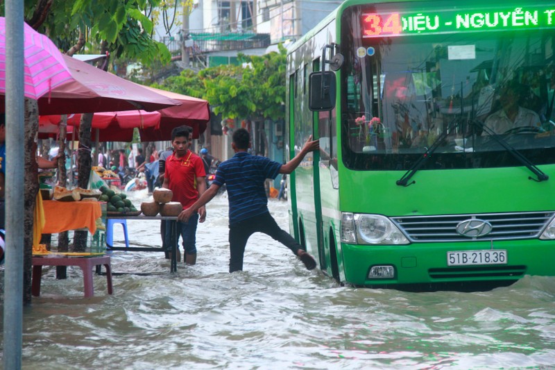 Sai Gon khong mua nguoi dan van day xe bi bom tren duong-Hinh-6