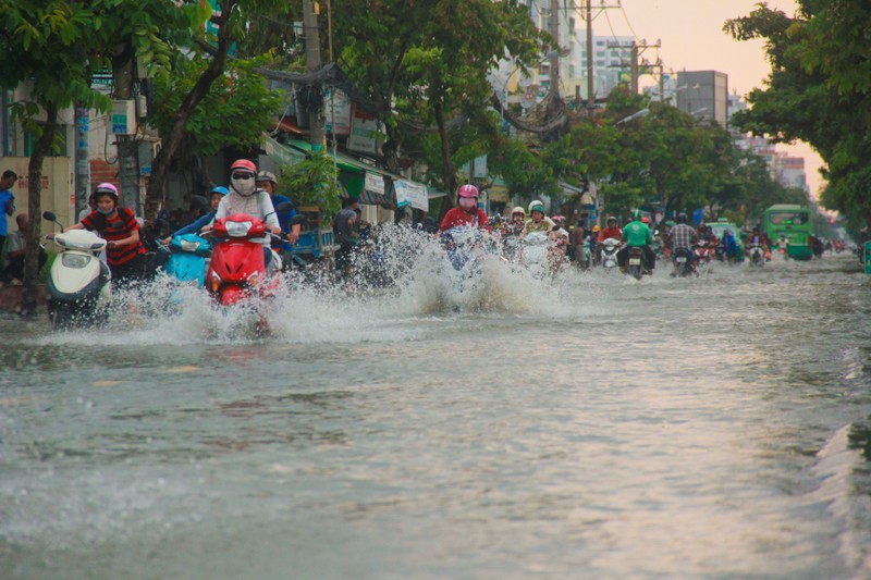 Sai Gon khong mua nguoi dan van day xe bi bom tren duong