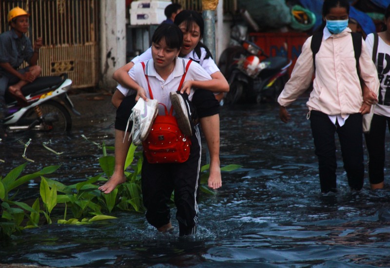 Hoc sinh Sai Gon bi bom trong lan nuoc den ngom sau tan hoc-Hinh-6