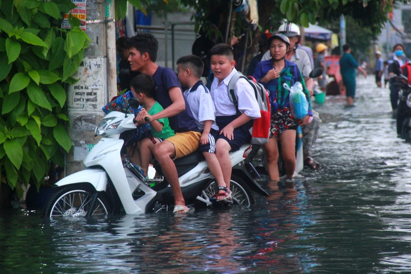 Hoc sinh Sai Gon bi bom trong lan nuoc den ngom sau tan hoc