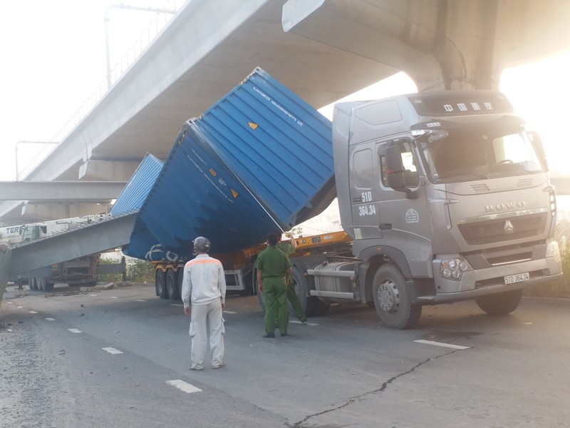 Nhieu sai pham o cau bo hanh ngang Xa lo Ha Noi bi xe container keo sap-Hinh-2