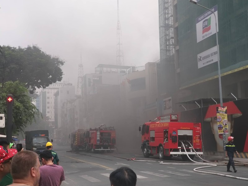 Chay lon tai cao oc Wink Sai Gon Center Hotel, nhieu nguoi thao chay vi khoi den bao trum