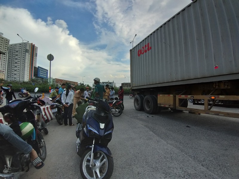 Doi vo chong gap nan thuong tam khi chay vao lan o to bi xe container tong-Hinh-3