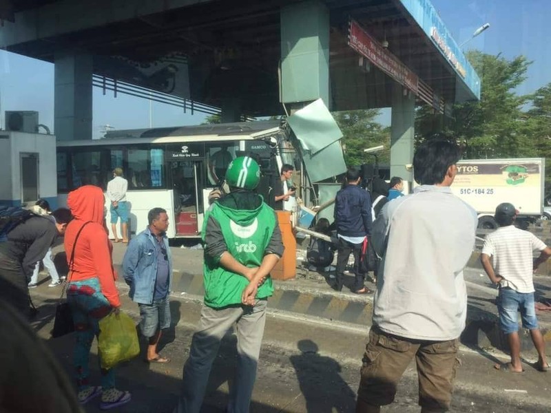 Xe khach dam nat tram thu phi BOT tren cao toc TP HCM - Trung Luong-Hinh-3