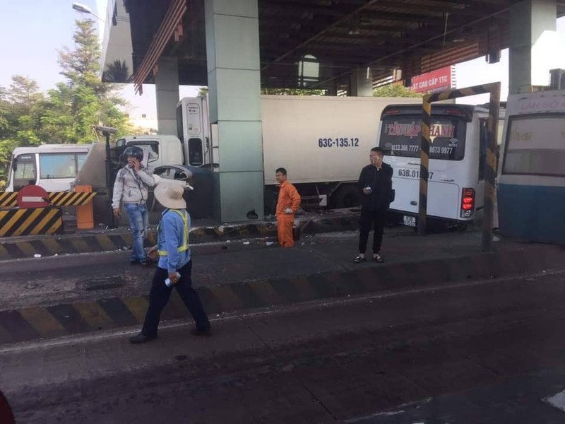 Xe khach dam nat tram thu phi BOT tren cao toc TP HCM - Trung Luong