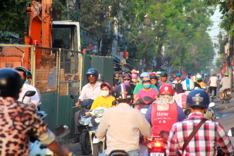 Hang tram lo cot 'dap chieu' tren duong pho Sai Gon ngay can Tet-Hinh-13