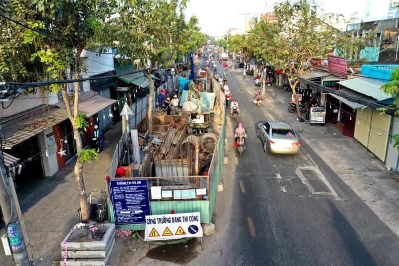 Hang tram lo cot 'dap chieu' tren duong pho Sai Gon ngay can Tet-Hinh-2